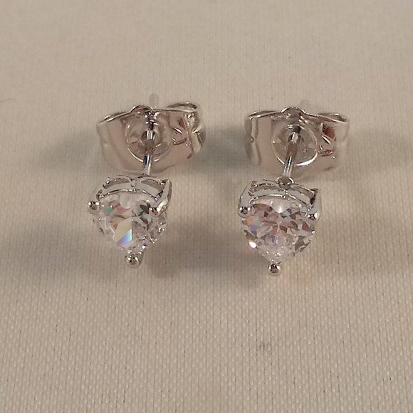 18K White Gold Filled Gorgeous Heart Shape White Diamond Zircon Stud Earrings - Picture 1 of 8